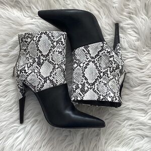 Just Fab X Jessie James Decker Black/snakeskin print booties